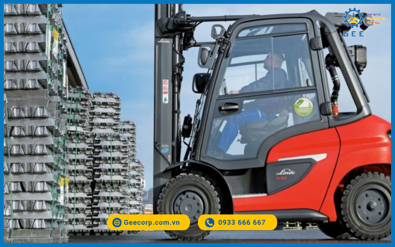 Xe nâng Linde trong hoạt động.