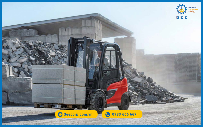 Xe nâng Linde trong hoạt động.