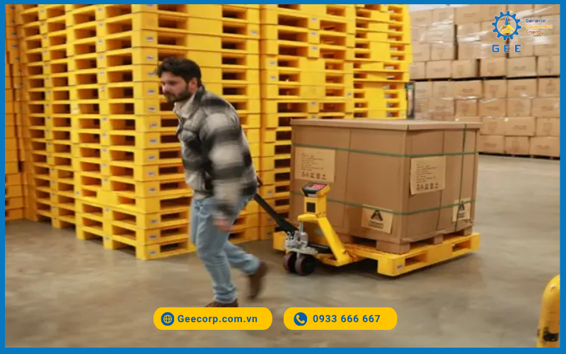 Xe nâng tay Staxx trong hoạt động.