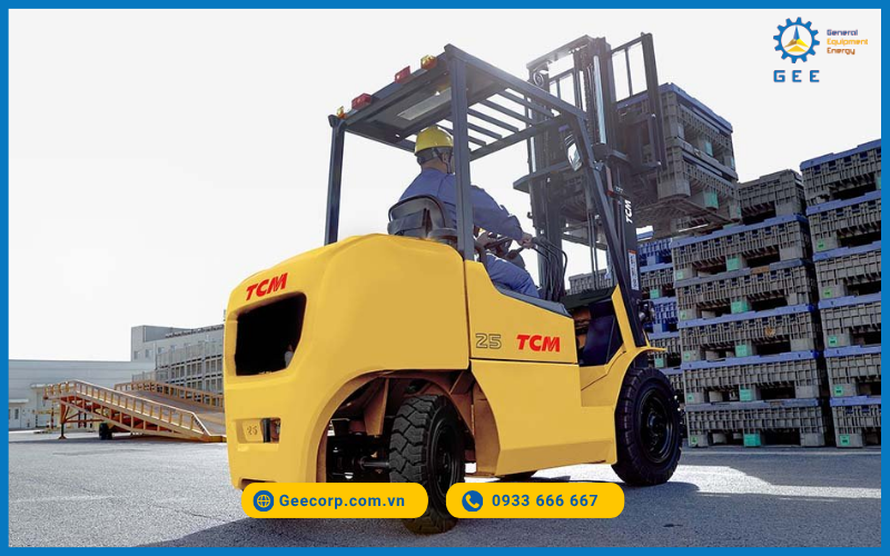 Xe nâng TCM trong hoạt động.