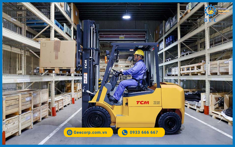 Xe nâng TCM trong hoạt động.