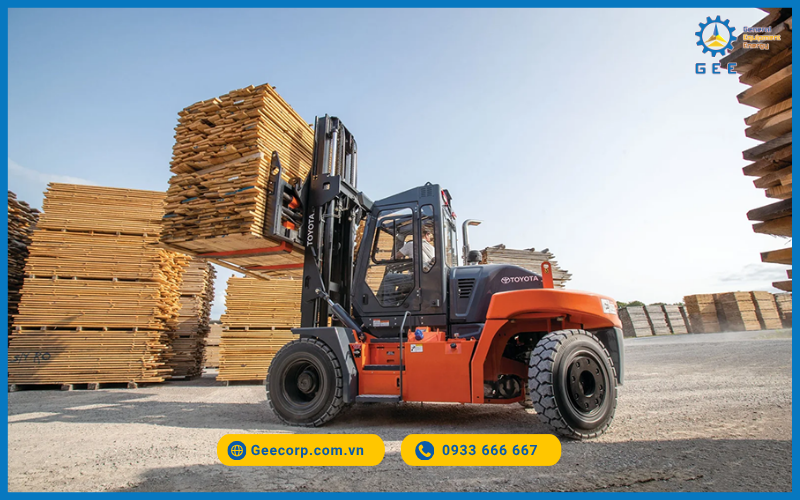 Xe nâng dầu Toyota.