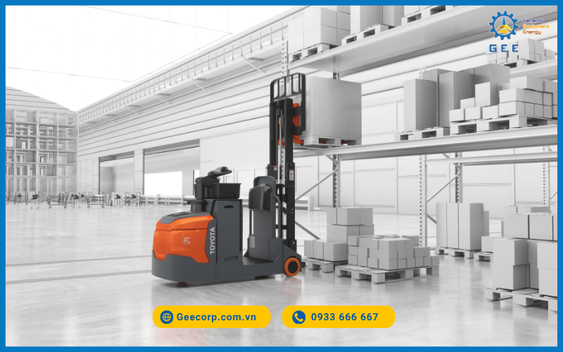 Xe nâng Toyota trong hoạt động.