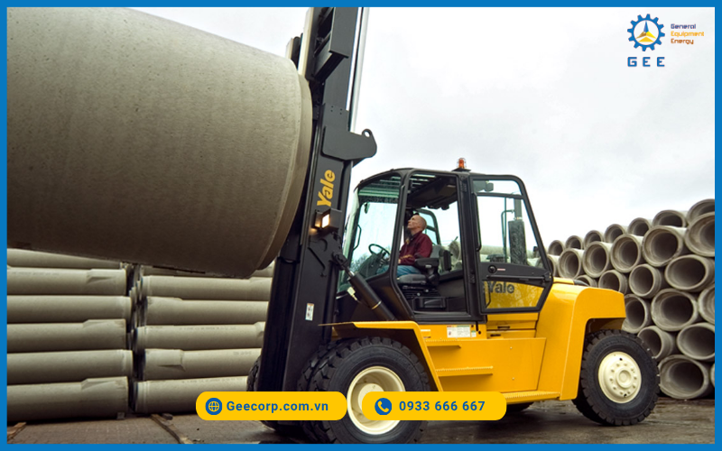 Xe nâng Yale trong hoạt động.
