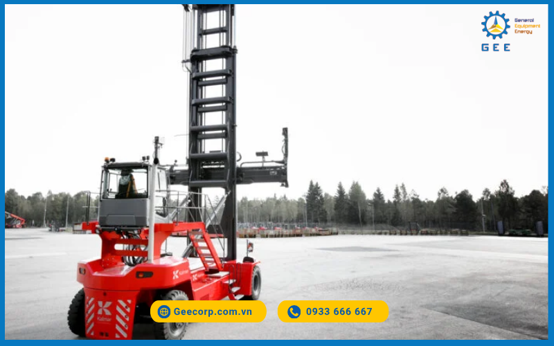 Xe gắp container rỗng Kalmar DCG80-110 chính hãng trong hoạt động