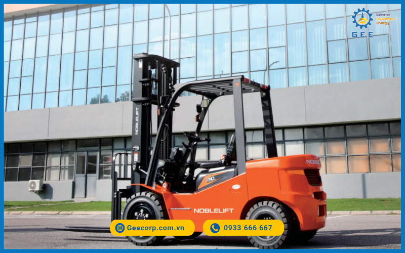Xe nâng chui container được thiết kế để vận hành an toàn trong không gian hẹp, giúp đóng/rút pallet nhanh và chính xác bên trong container.