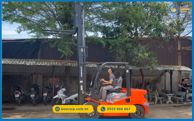 Test thử lực nâng cảu xe nâng trước khi kí kết và bàn giao